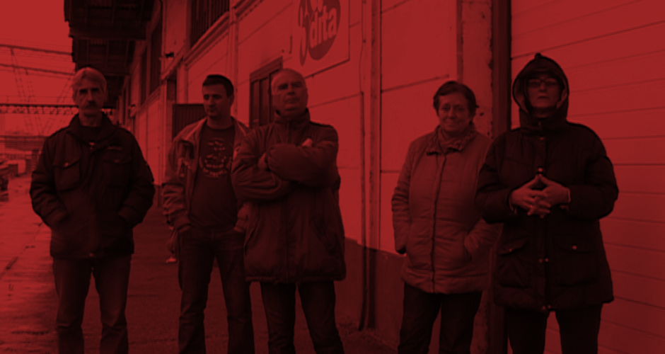 Dita Arbeiter_innen vor der Fabrik Fünf Dita Arbeiter_innen vor der Fabrik, die sie bewachen, damit die Maschinen nicht abtransportiert werden