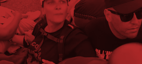 Frau mit SICobas T-Shirt und Mann bei einer Sitzblockade, untergehakt, vor dem Warenlager der Firma Yoox, vertreten durch die Kooperative Mr. Job in Bologna, Italien