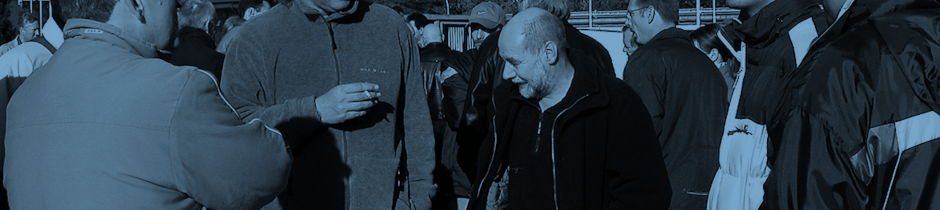 Kollegen der Gruppe Gegenwehr ohne Grenzen vor dem Werkstor, während dem Wilden Streik in Bochum 2004 