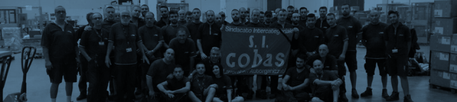 60 GLS Arbeiter_innen halten eine SI Cobas Fahne mit Trauerflor