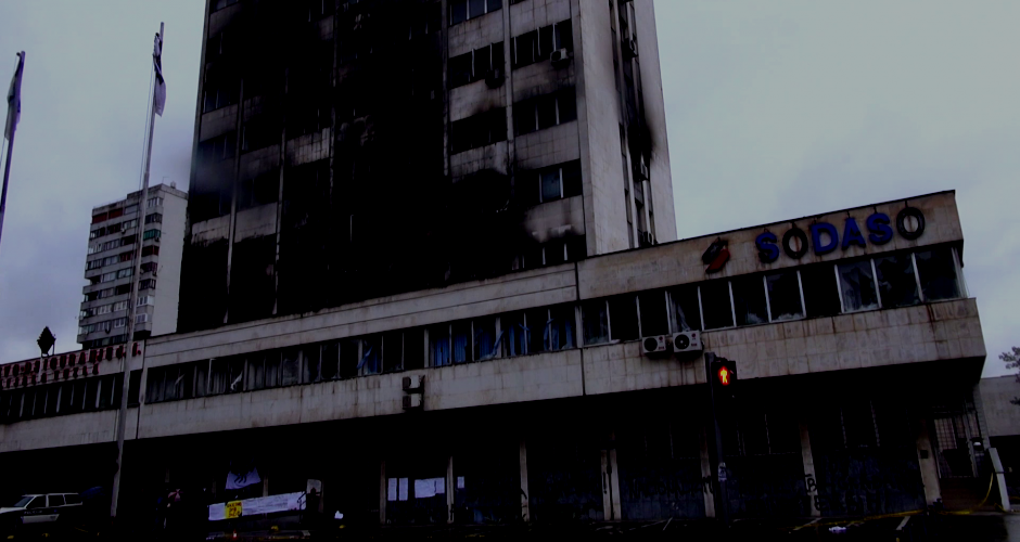 Brennendes Regierungsgebäude in Tuzla, Februar 2014