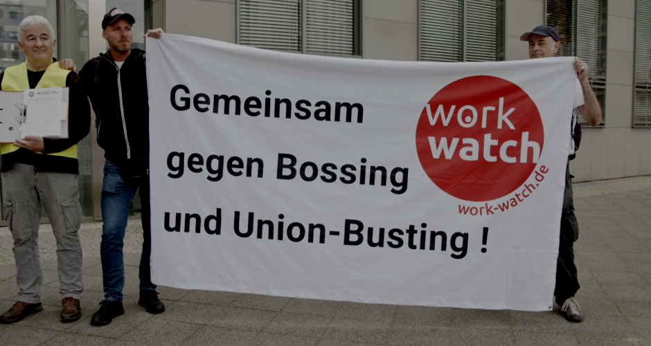 Drei Personen mit Transparent "Gemeinsam gegen Bossing und Union-Busting"