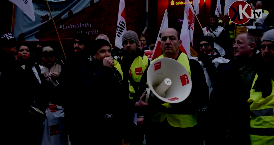 Streikende CFM Beschäftigte vor dem Neujahrsempfang der Cahrité