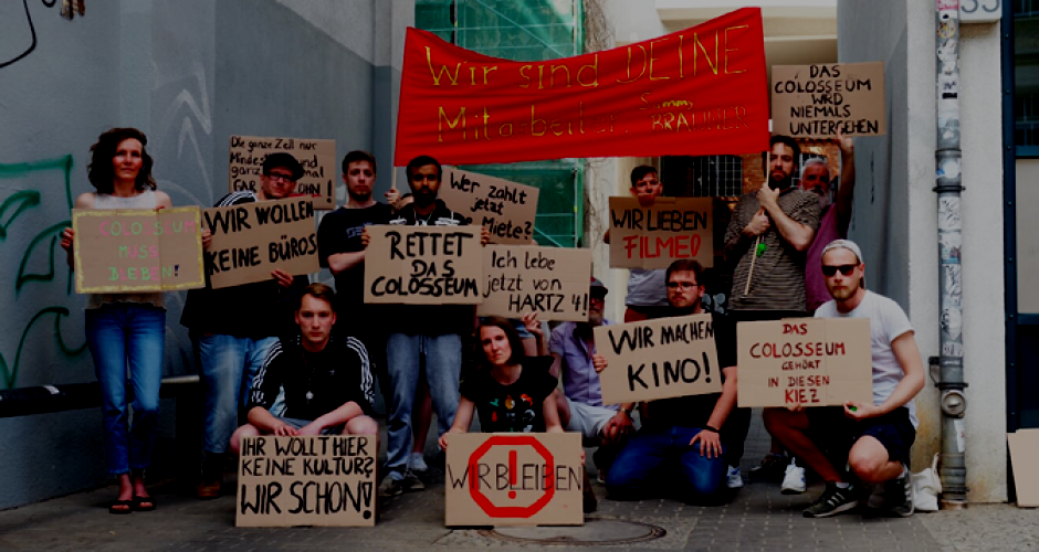 Belegschaft des Colosseum Kinos Berlin mit Schildern