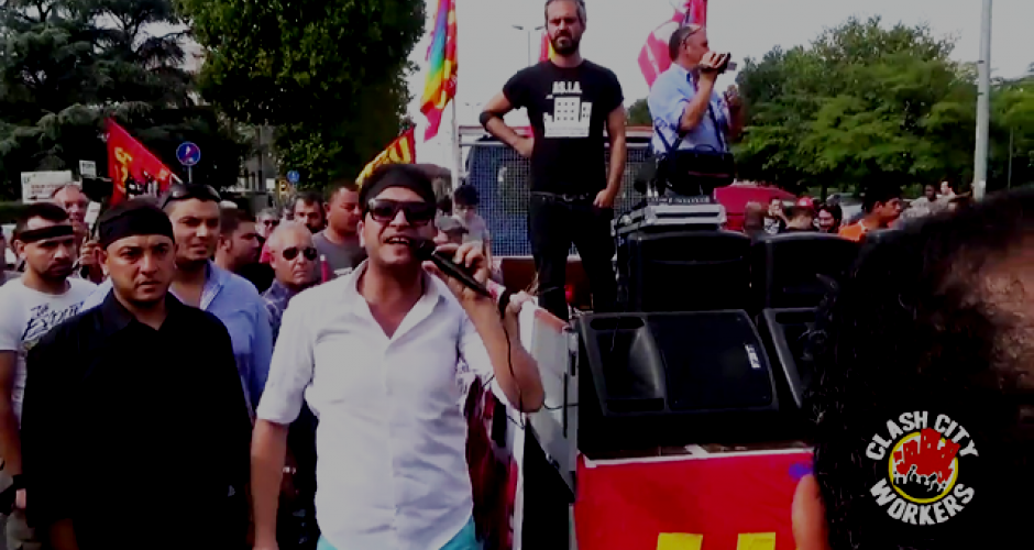 Demonstration, in der Menschenmenge ein Mann mit Mikrophon neben Lautsprecherwagen