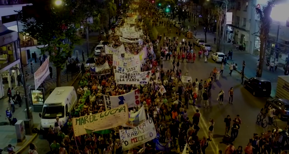 Frauendemonstration in Rosario: hunderte Frauen mit Transparenten