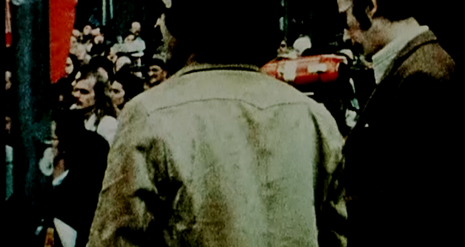 Arbeiter mit Megaphon vor dem Werkstor bei Opel in Bochum, ca. 1974
