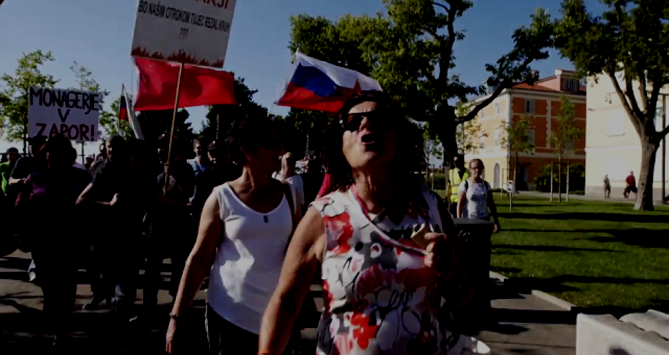 Demonstration in Koper Frauen demonstrieren im HIntergrund rote Fahne und slowenische Fahne im Hintergrund