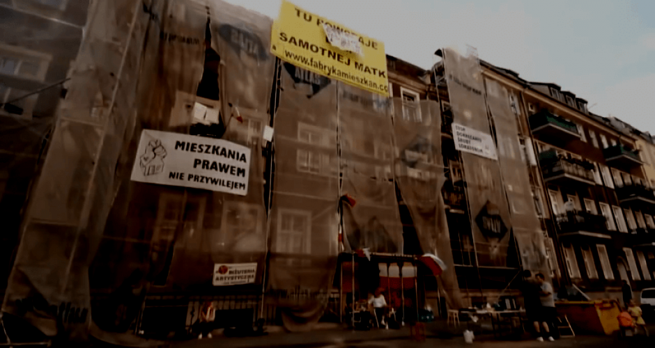 Eingerüstete Fassade in Poznan mit Protestschildern