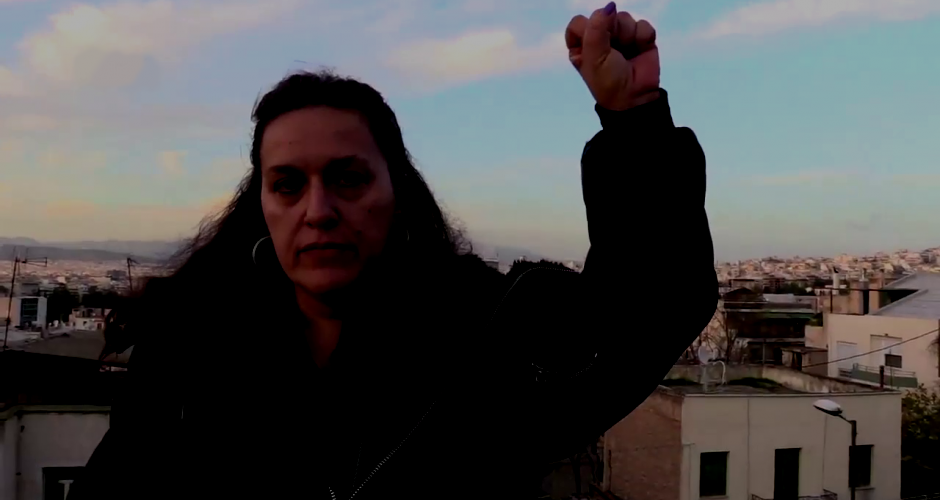 Frau mit erhobener Faust