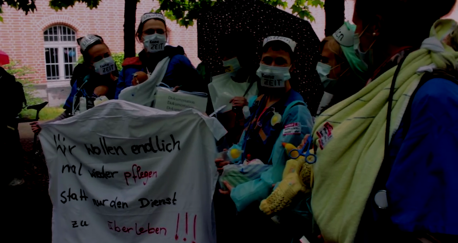 Krankenpflegerinnen mit Transparent: Wir wollen endlich mal wieder pflegen statt nur den Dienst zu überleben!!!