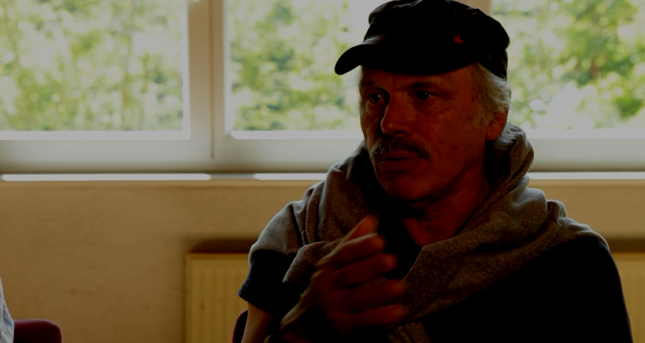 Willi Hajek im Interview in einem Seminarraum