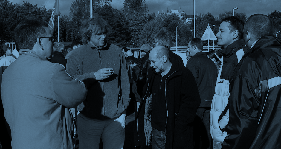 Kollegen der Gruppe Gegenwehr ohne Grenzen vor dem Werkstor, während dem Wilden Streik in Bochum 2004 Kollegen der Gruppe Gegenwehr ohne Grenzen vor dem Werkstor, während dem Wilden Streik in Bochum 2004