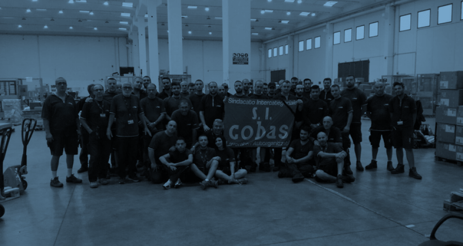 GLS Arbeiter_innen in Rom trauern um Abd Elsalam 60 GLS Arbeiter_innen halten eine SI Cobas Fahne mit Trauerflor