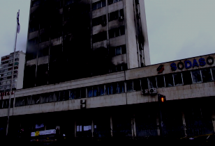 Brennendes Regierungsgebäude in Tuzla, Februar 2014