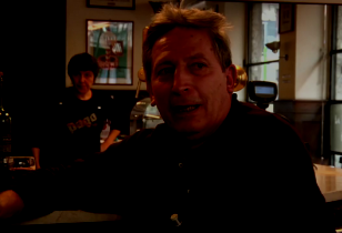 Enrico Baglioni in einer Bar in Italien
