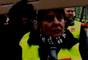 Streikende Supermarktkassiererin Berlin 2013
