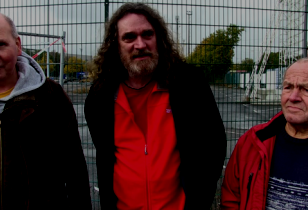 drei GoG Mitglieder vor dem Opel Werk in Bochum