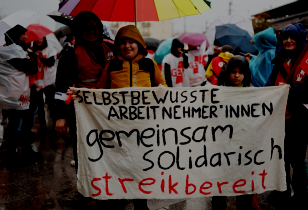 streikende Lehrerin mit Sohn halten Transparent "Selbstbewußte Arbeitnehmer*innen gemeinsam solidarisch streikbereit"