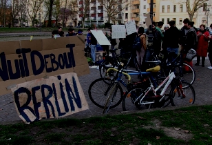Aktivist_innen von Nuit debout berlin treffen scih auf dem Mariannenplatz