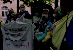 Krankenpflegerinnen mit Transparent: Wir wollen endlich mal wieder pflegen statt nur den Dienst zu überleben!!!