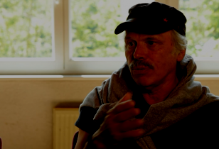 Willi Hajek im Interview in einem Seminarraum